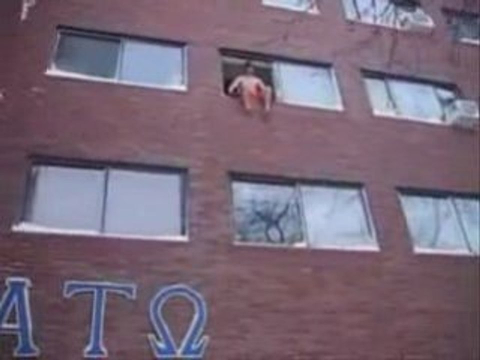 Saut dans la neige depuis un immeuble