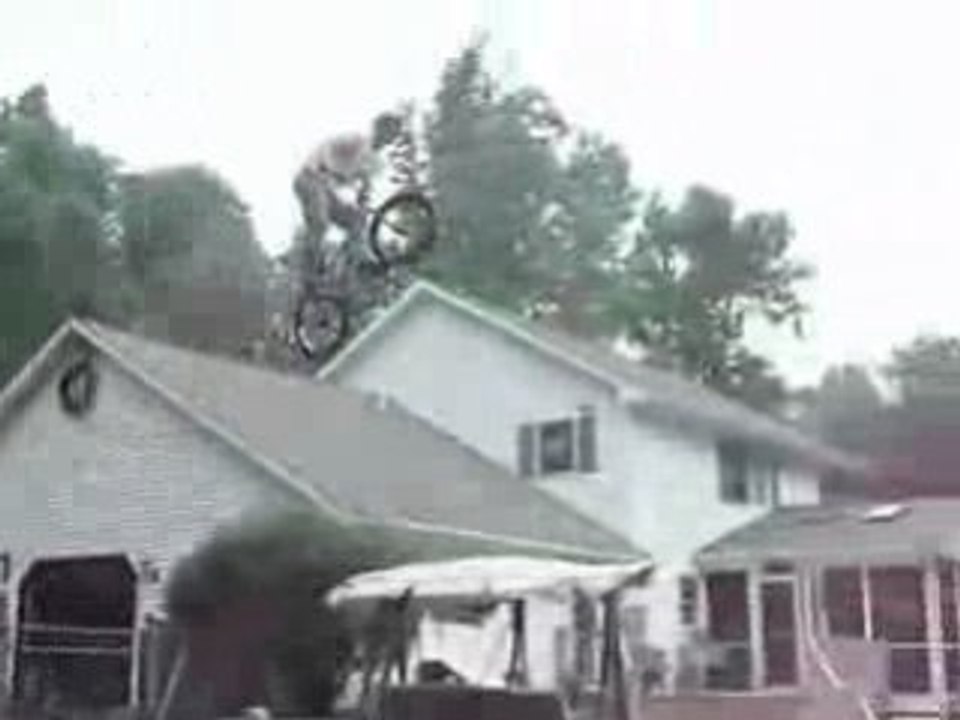 Saut en vélo spectaculaire dans une piscine