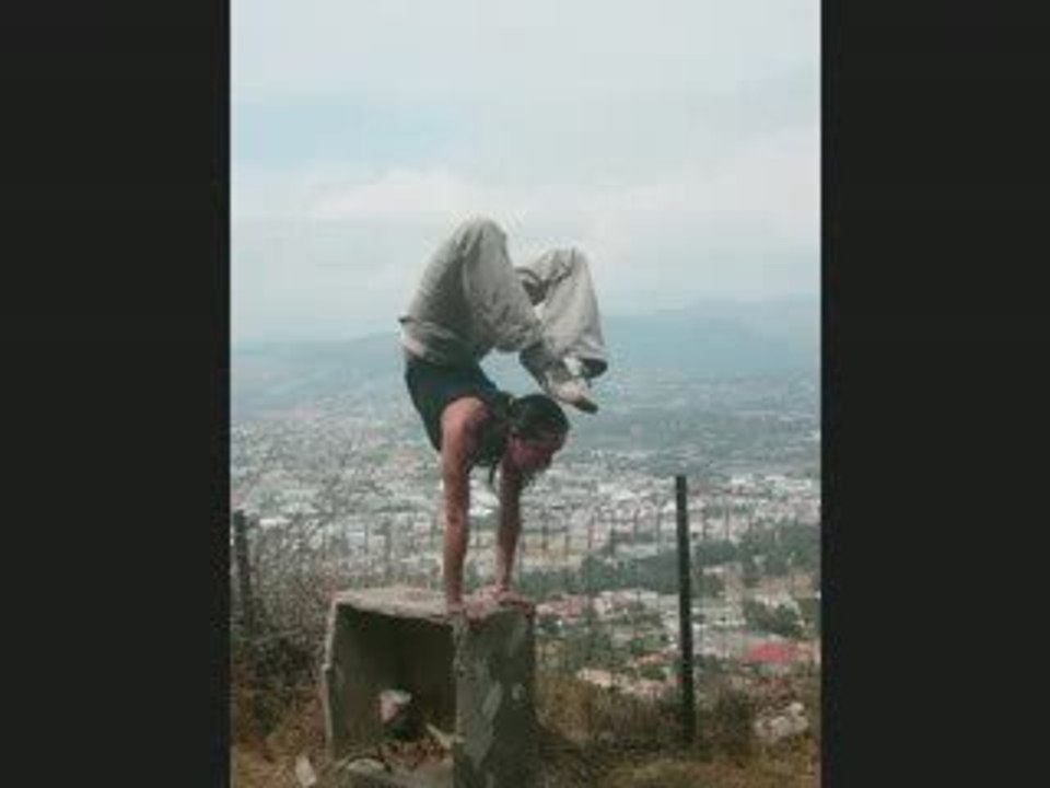 Floresta - Capoeira, acrobacias e floreio