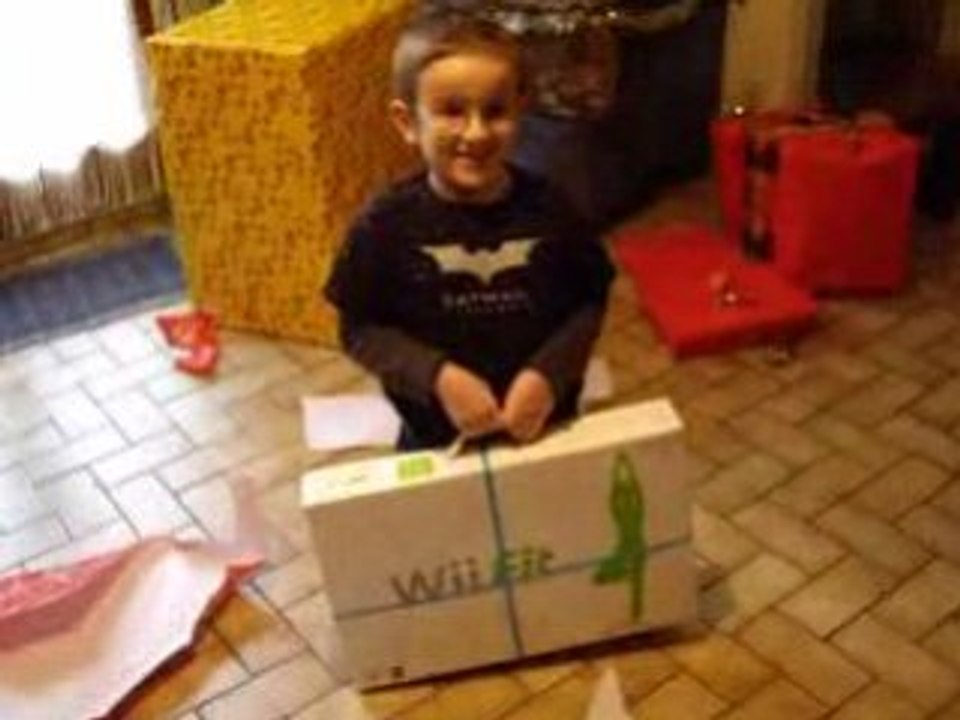 Noel 2008 enzo ouvre son kdo chez papy manu