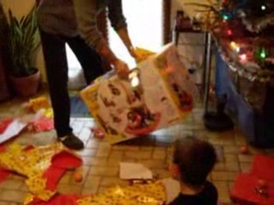 Noel 2008  enzo ouvre le kdo de Ugo chez papy manu