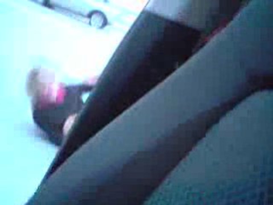 Pamela la blonde prend la voiture