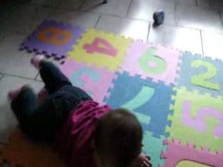 Zoé essaie de ramper