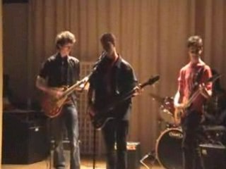 The Scraps chante Last Resort