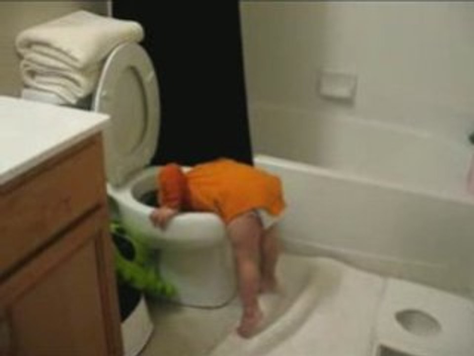 un bon bain (dans les chiottes)