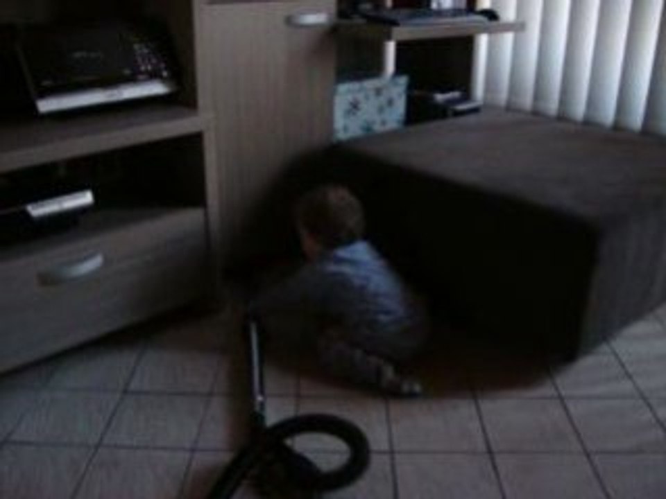Noah passe l'aspirateur...