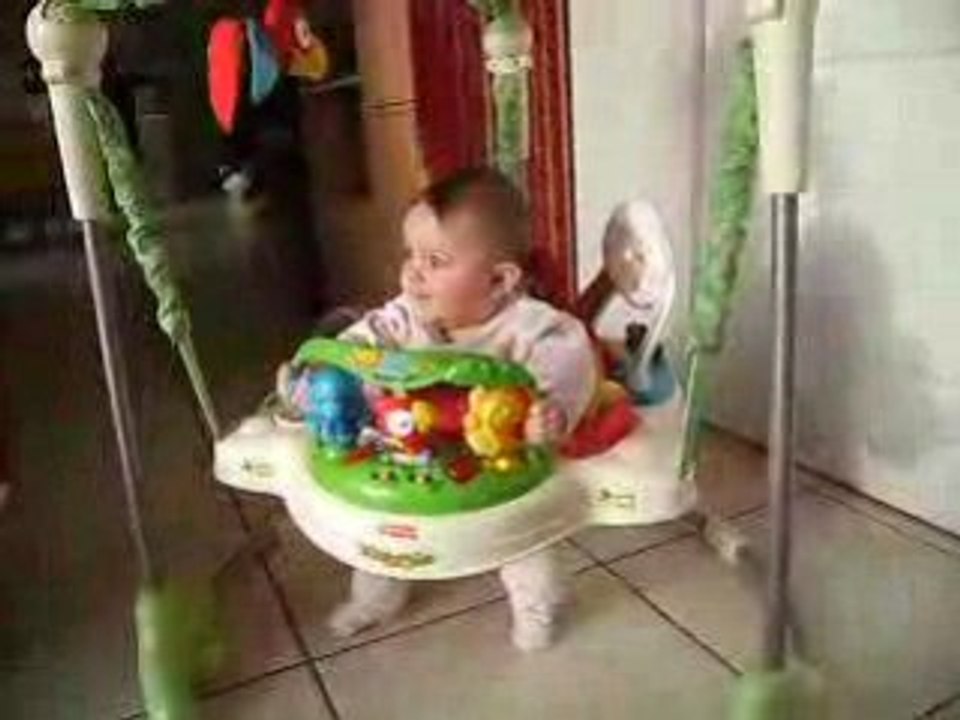 Maëlie dans son jumperoo.
