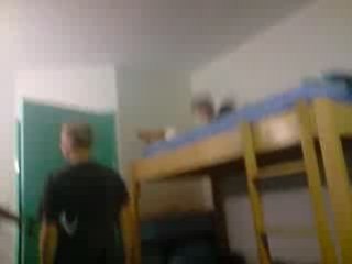 un angler den les chanbre avek moier des pot