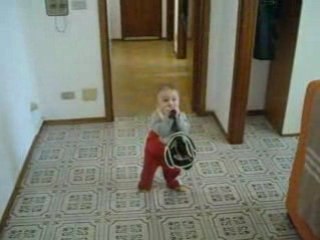 Video lorenzo cammina da solo