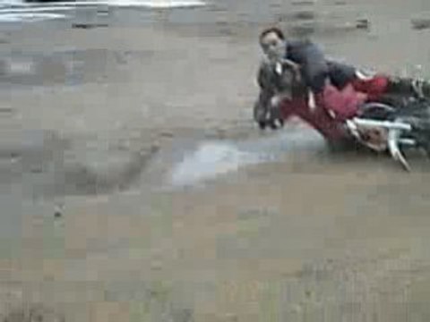 Régis fait un tour de moto a sa fille!!!!