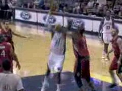 NBA Hakim Warrick flushes this one down on Jermaine O'Neal.