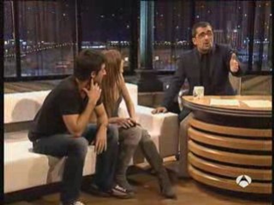 Hugo silva & Michelle jenner en Buenafuente (lucas & sara)