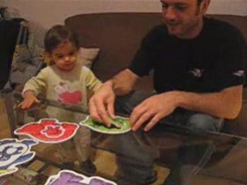 Meilyne joue avec papa