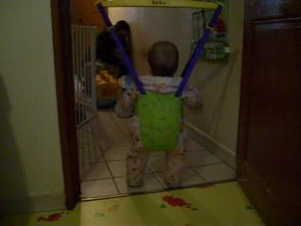 Lila dans son sauteur de porte !