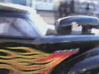 Demonstration d'un dragster...