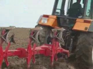 Labour 2008 avec renault et charrue poussé