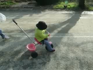 Romane fait du vélo