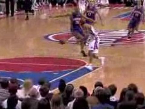 NBA Allen Iverson throws an amazing pass to Richard Hamilton
