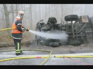 UN POIDS-LOURD SE RENVERSE ET PREND FEU SUR (RN80 MARMAGNE)