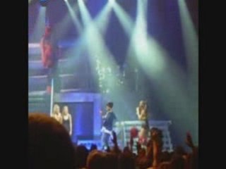 mrik: andrea danse sur scène avec les pussycat dolls(zenith)