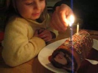 Je souffle mon gâteau d'anniversaire.