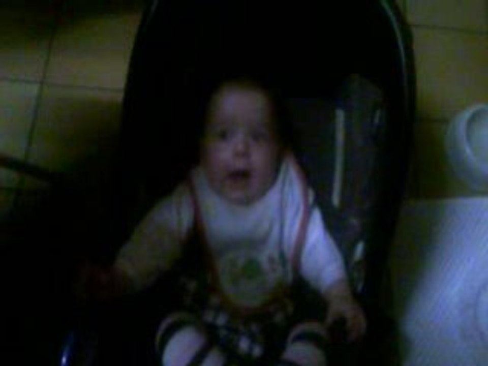Maelys essaie les bisous