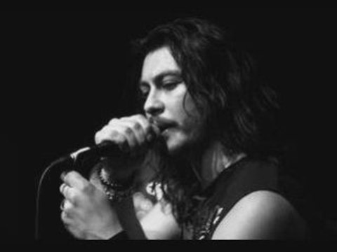 Barış akarsu bir sevmek bin defa ölmek demekmiş