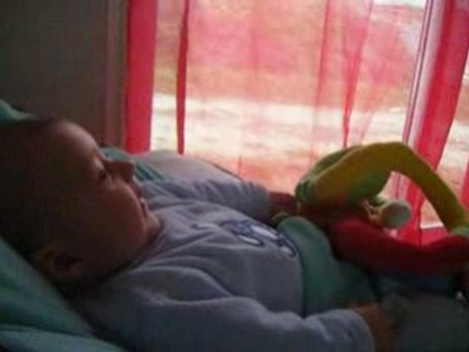 Nathan ( 3 mois ) rigole avec papa