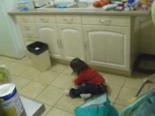 Honorine range les courses 17 mois