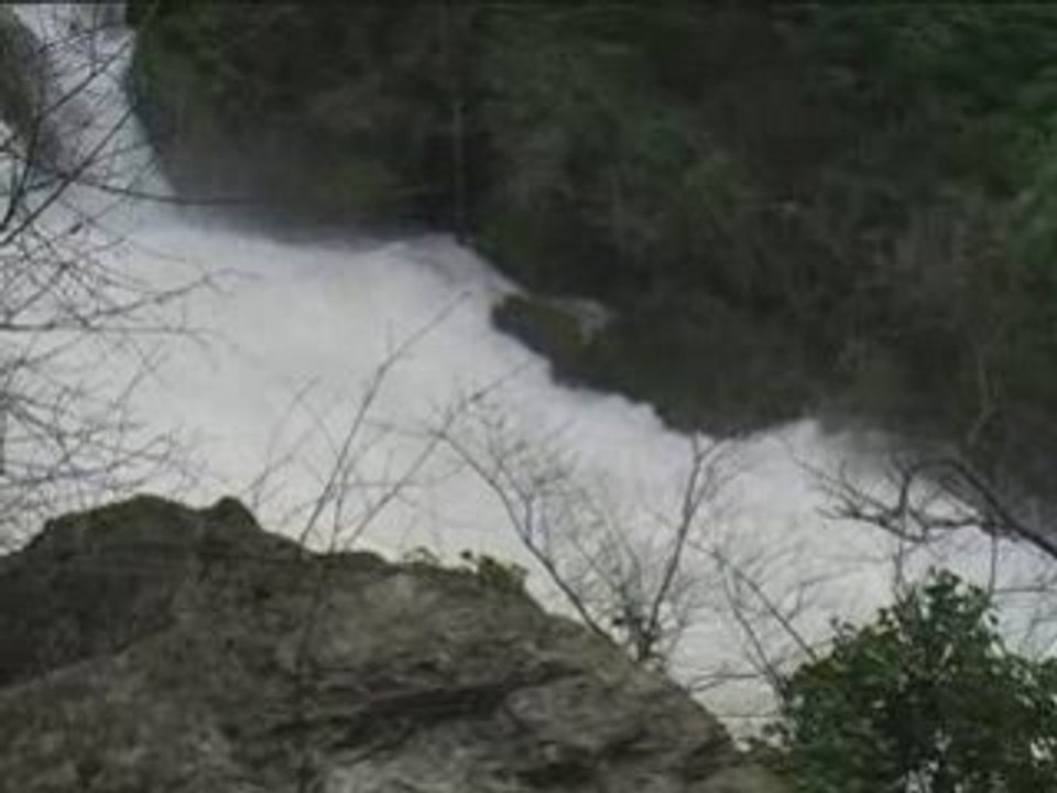 LA FONTAINE DE VAUCLUSE EN CRUE