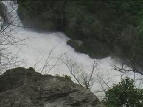 LA FONTAINE DE VAUCLUSE EN CRUE