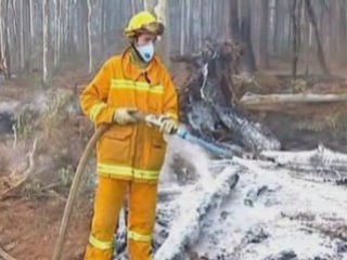 Thousands of Australia wildfire victims seek refuge