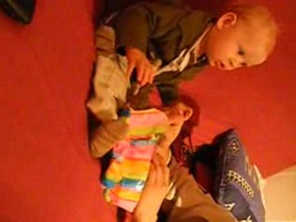 bébé 1an ouvre ses cadeaux