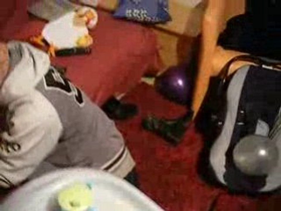 bébé ouvre ses cadeaux et cascade (1an 10févrie...