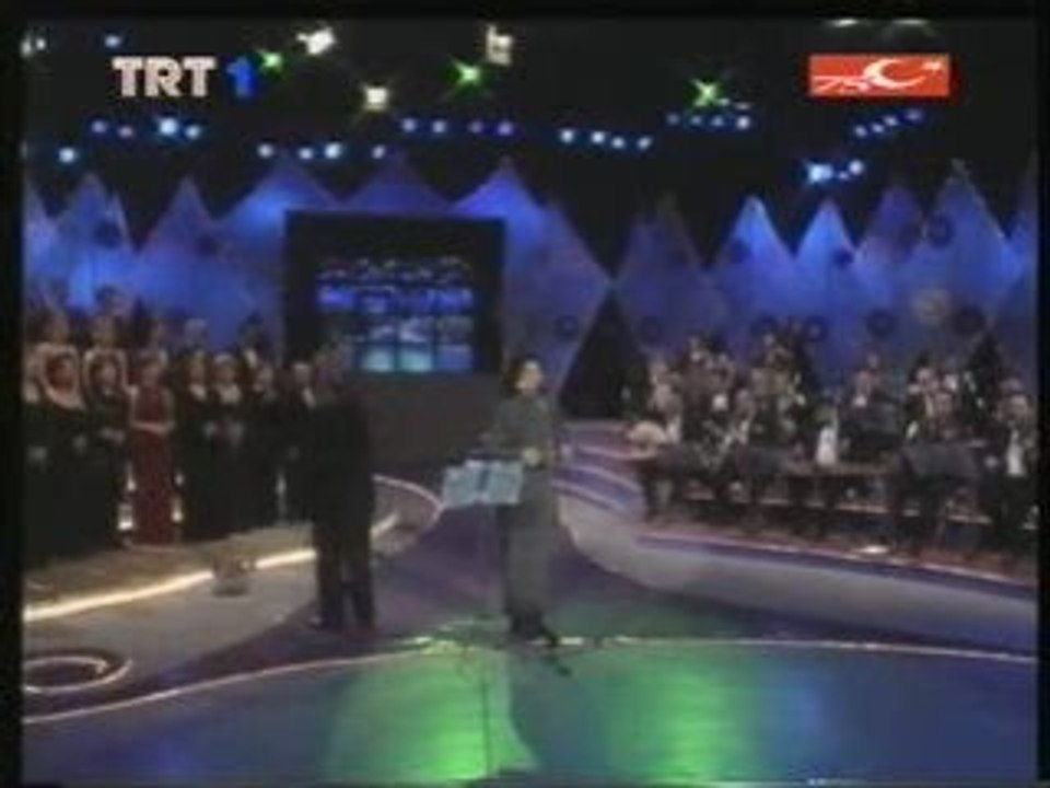 Elif Güresçi  Bin hüzün çöktü yine gönlüme aksamla benim