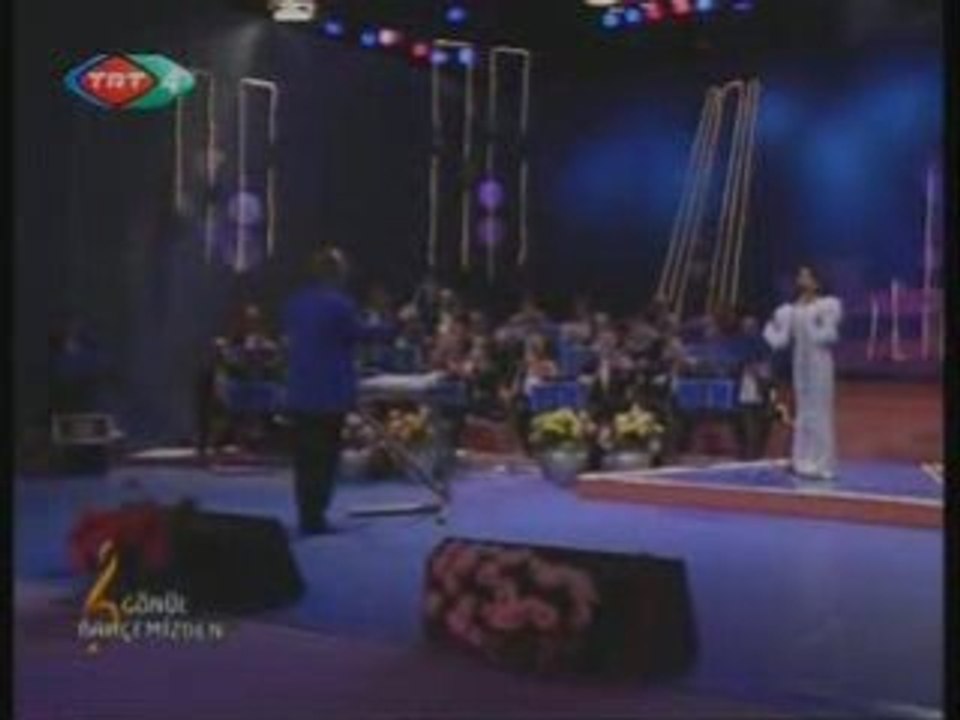 Elif Güresçi  Mehtâba bürünmüs gece bir gelindir ay duvakli