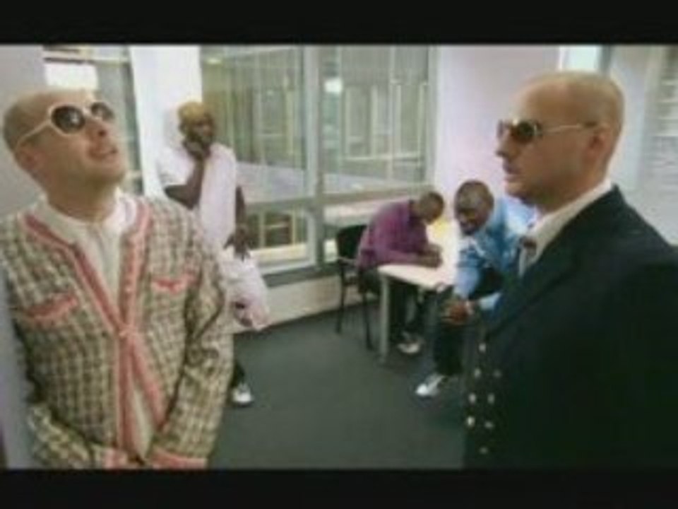 Omar et Fred nous présentent le Dvd du SAV saisons 3