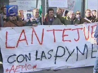 Los proveedores impagados protestan frente al Congreso