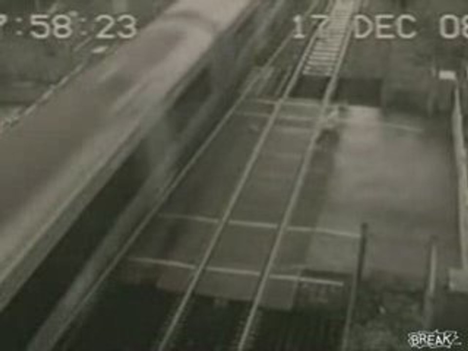 Régis traverse les rails de train