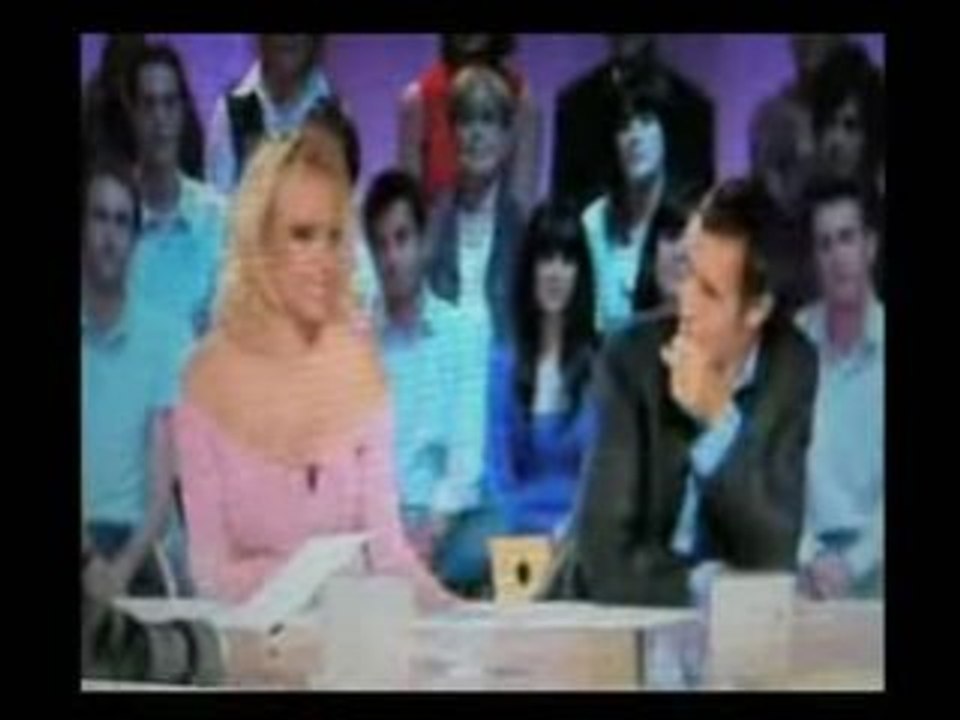 célèbre « blonde à forte poitrine » recherche assistant(e)s