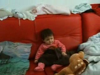 Maeva joue encore à cache-cache