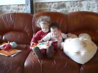 Marie et Alice jouent