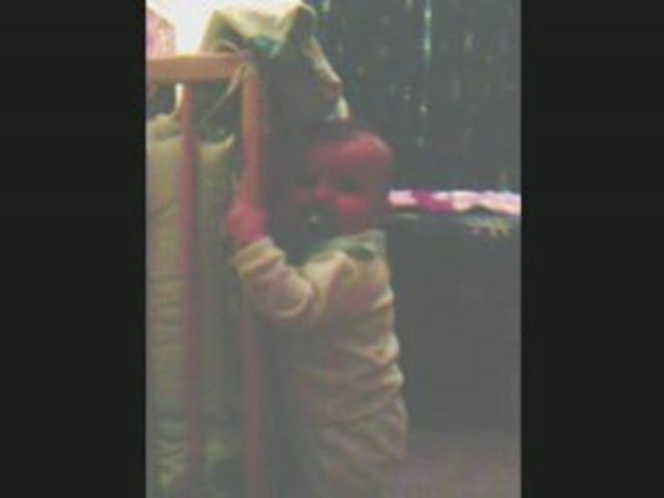 Damien essaye de marche tout seul