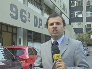 Câmera interna flagra suspeito de estupro.