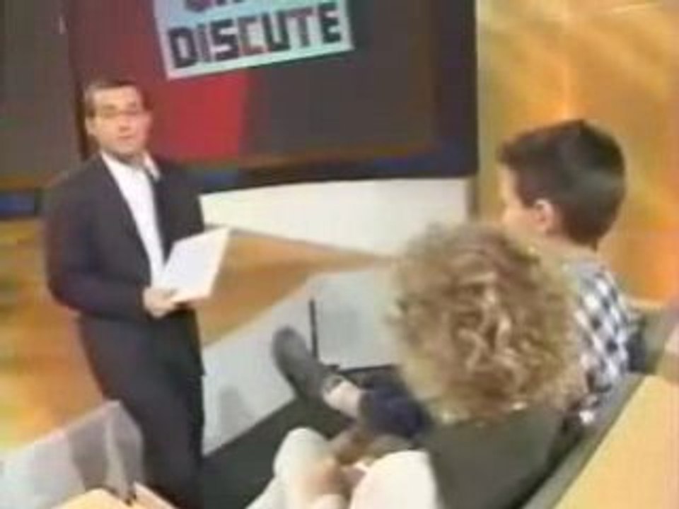 Amoureux delarue discute avec 2 boud'choux