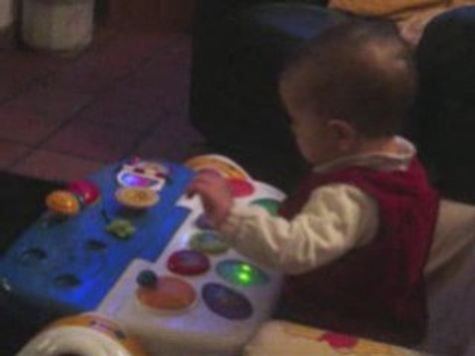 Méline se met debout toute seule