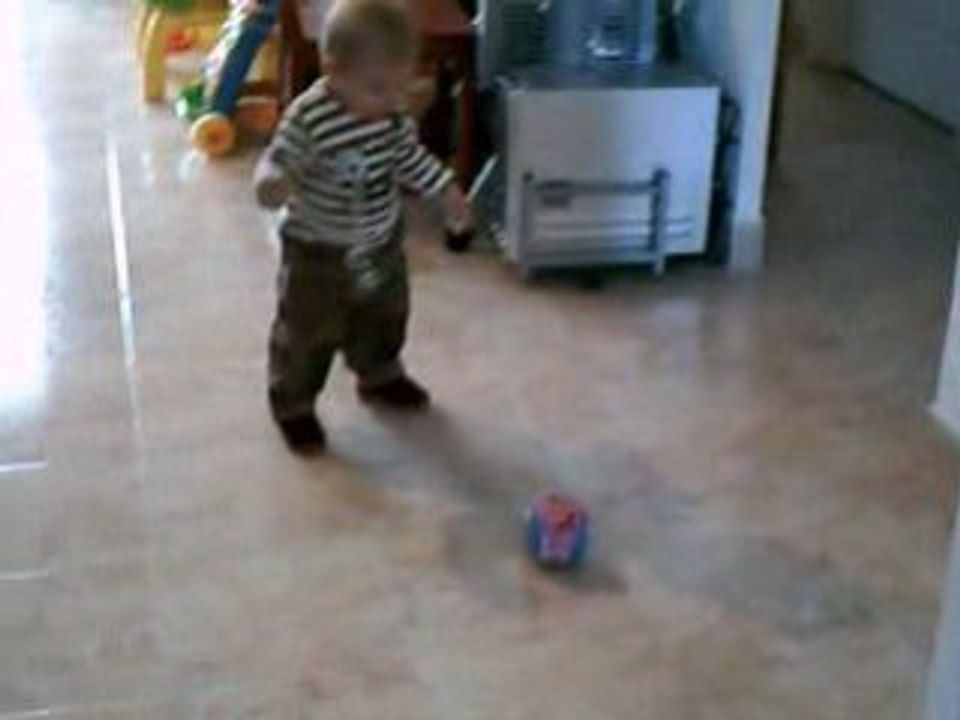 12.02.2009 MATHIS FAIT UNE PARTIE DE FOOT.