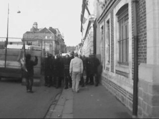 Police , charge des CRS sur un seul manifestant