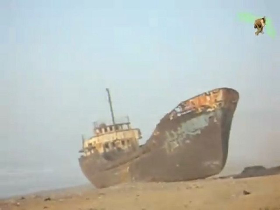 Bateau échoué sur une plage dans le Sahara Marocain