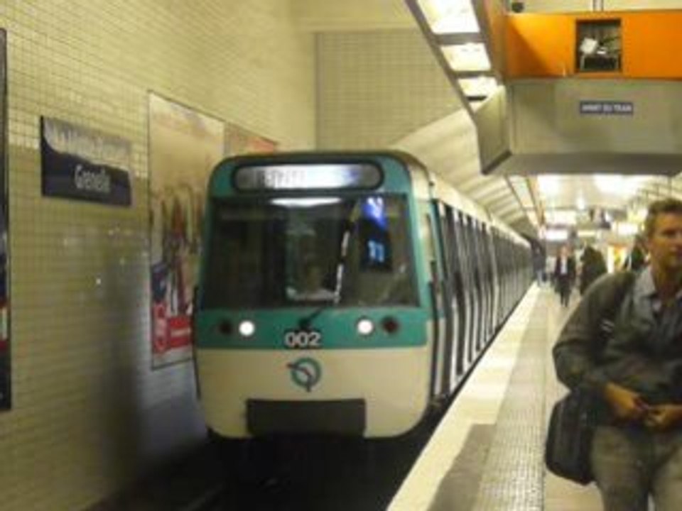 Le MF 77 N°31002 à La Motte-Picquet Grenelle sur la ligne 8